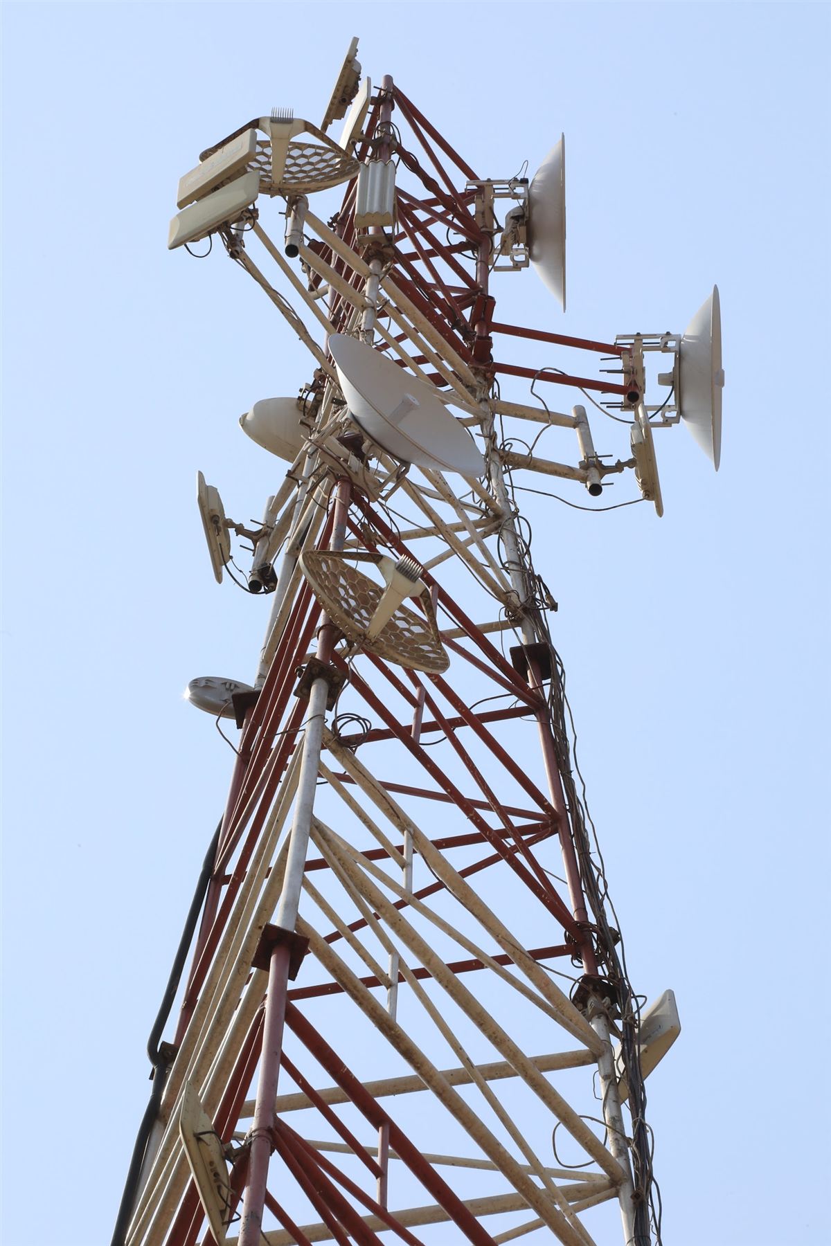 Pylône télécom équipé d'antennes paraboliques pour la boucle locale radio ALVANET